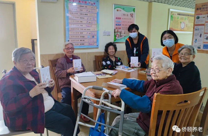 “忆青春·惜今朝”——长者手工相册DIY活动