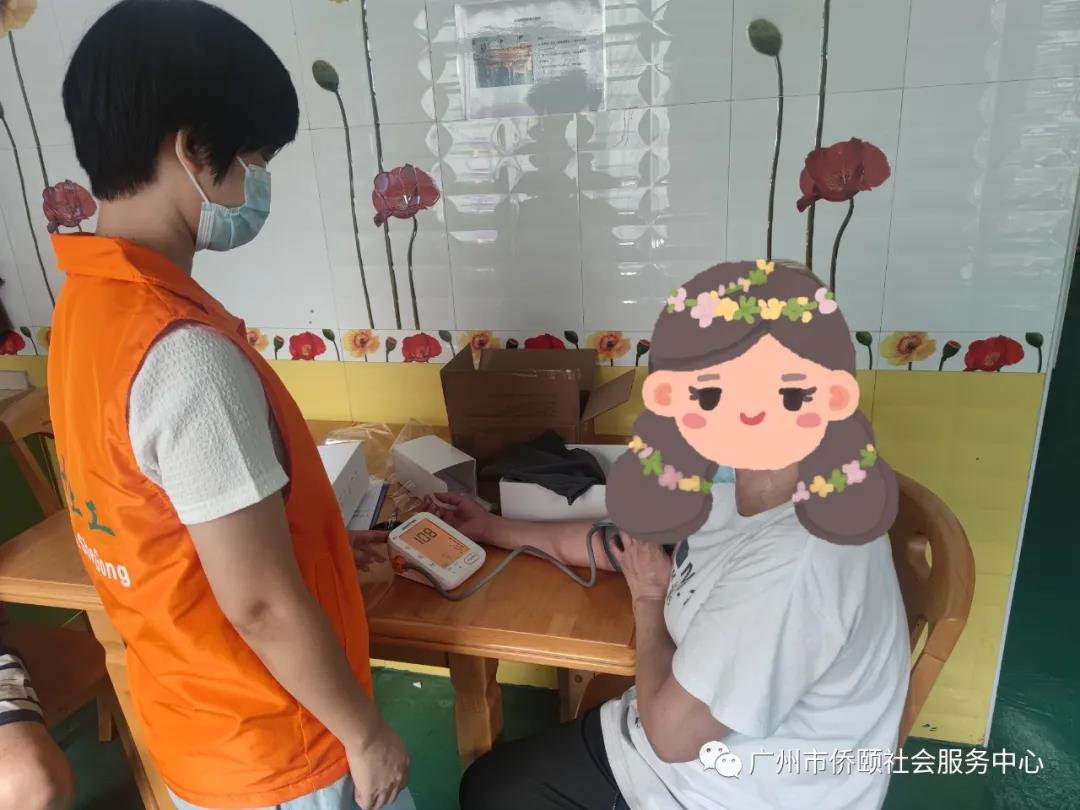 社工教陈姨使用血压计
