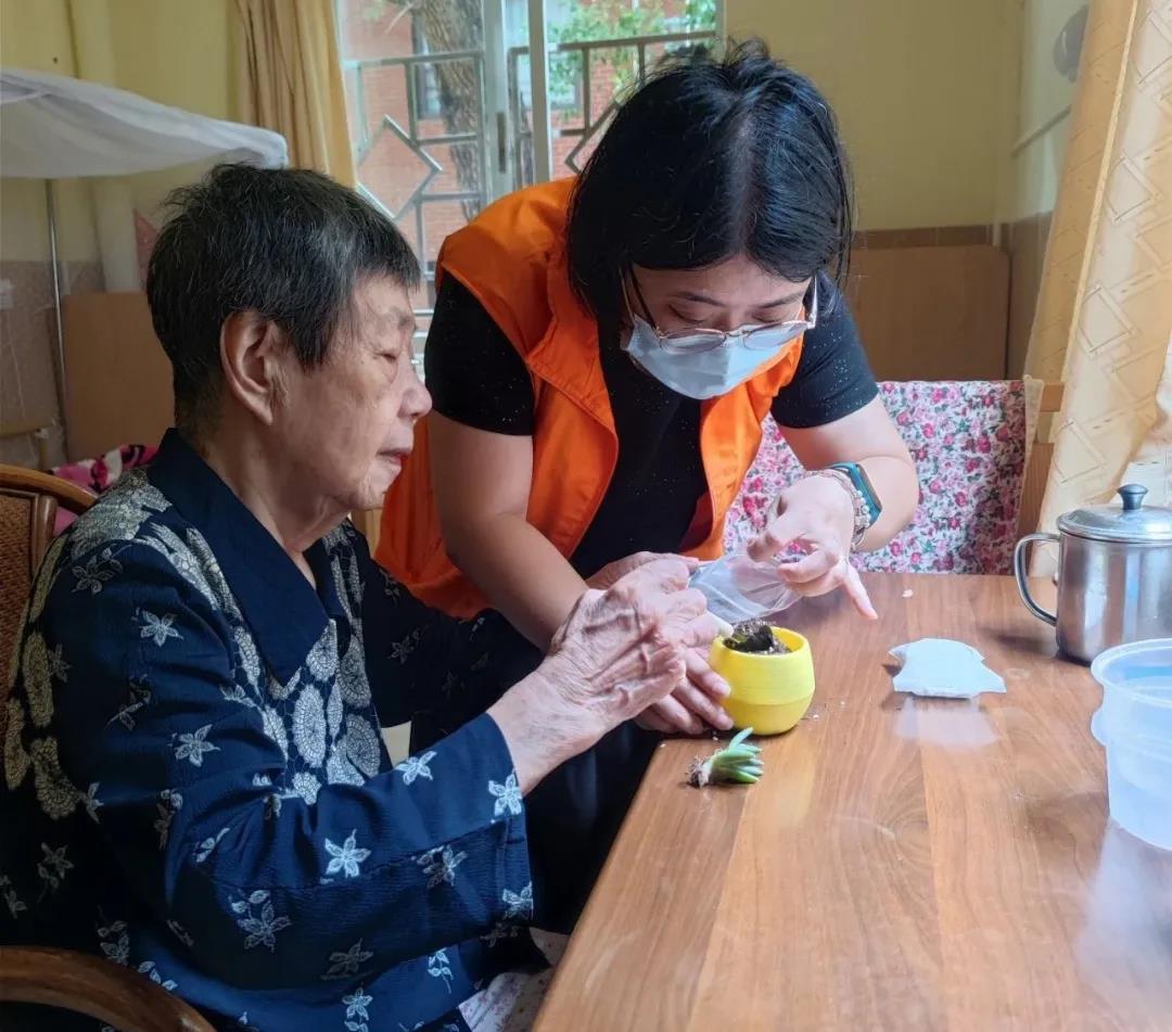 驻院社工协助长者进行园艺种植.jpg