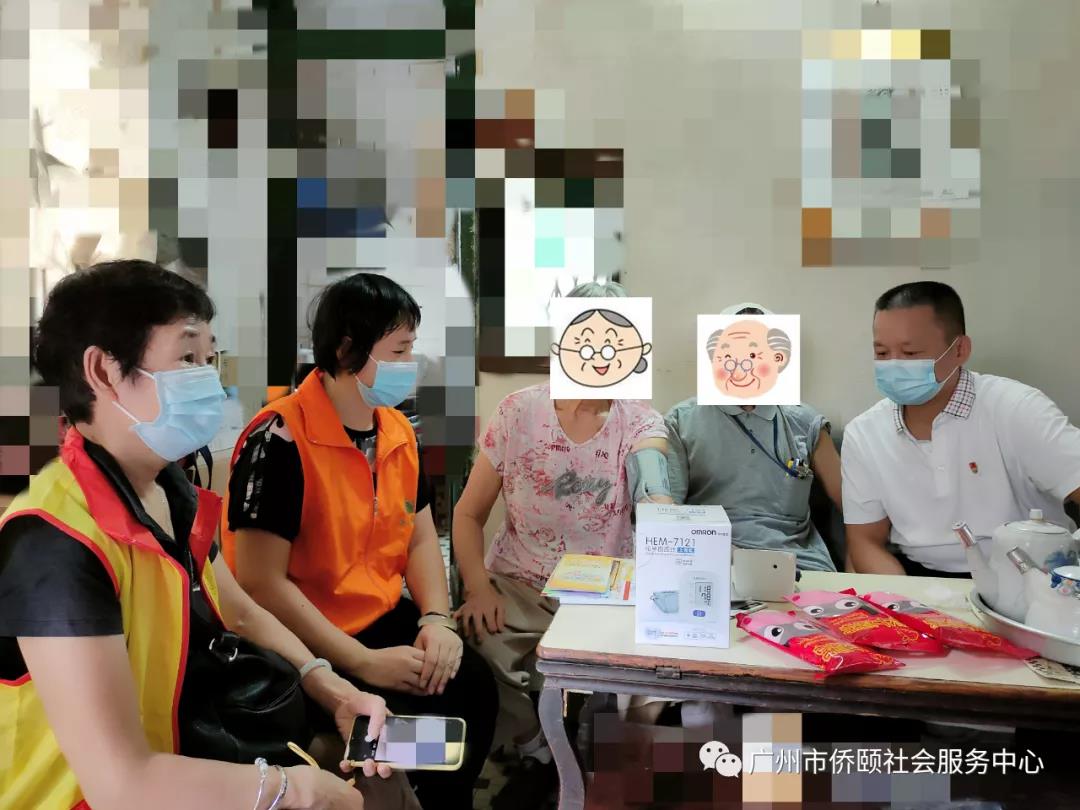 教导长者使用血压计